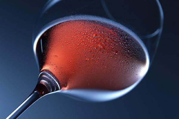 Alcol in perimenopausa: donne e liquori, guai e dolori